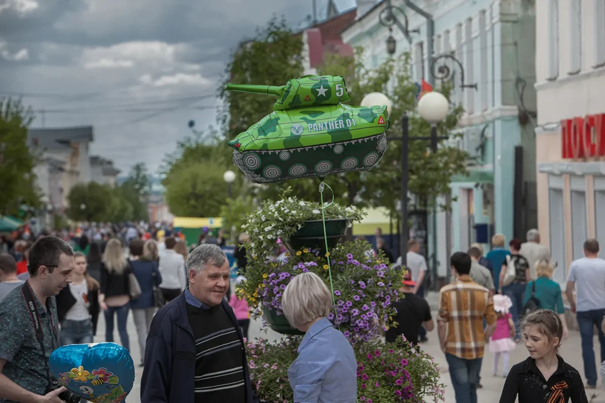 A girl with a “St. George ribbon” and a symbol of absurdity: an inflatable Chinese-made tank labeled “Panther” (German Wehrmacht) with a Soviet star.