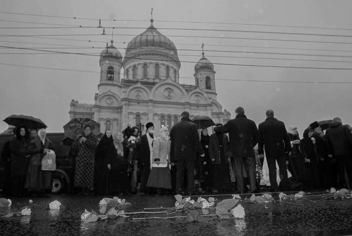 A section of the roadway near the Cathedral of Christ the Saviour was covered with white roses along the path of the hearse.