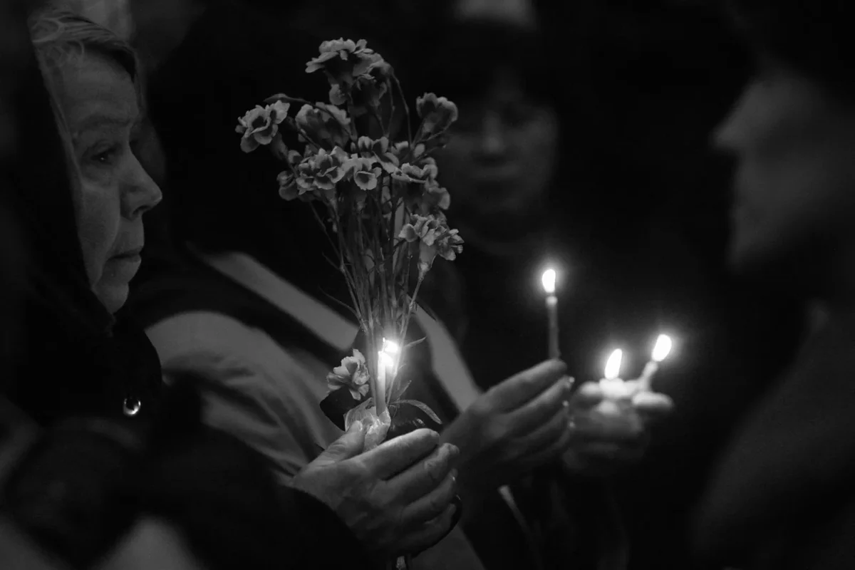 People who came to pay their respects lined the entire route from the Cathedral of Christ the Saviour, where the funeral service was held, to the Epiphany Cathedral (Yelokhovo), where the burial took place.